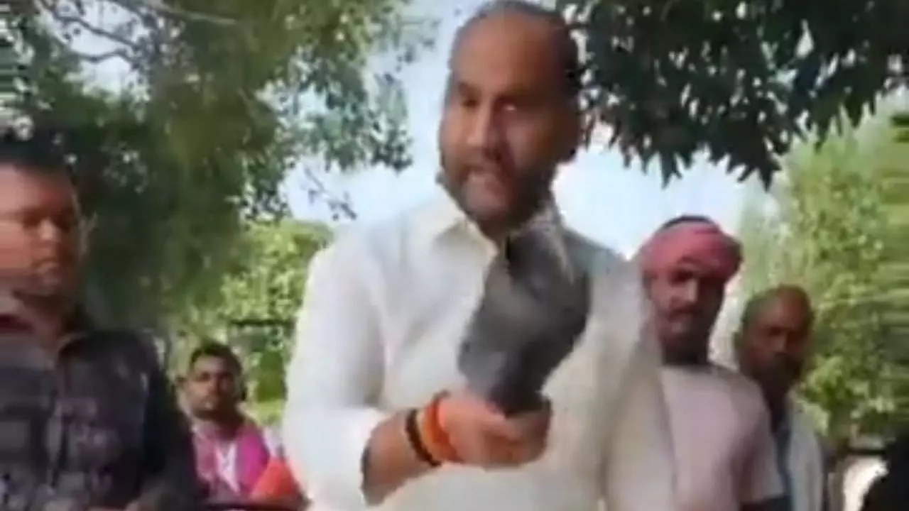 Chandauli News: किसानों की समस्या पर भड़के पूर्व विधायक, अधिकारी को चप्पल दिखाकर दी चेतावनी