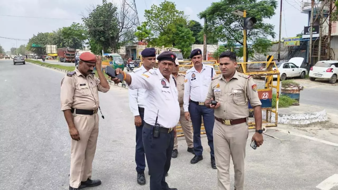 Hapur News: हापुड़ पुलिस ने जारी किया ट्रैफिक डायवर्जन प्लान, भारी वाहनों का प्रवेश वर्जित