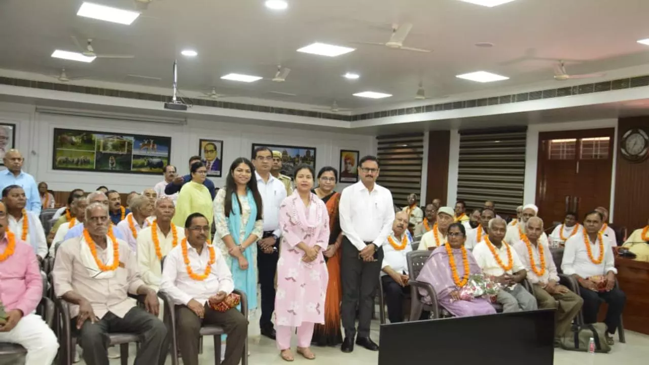 Lakhimpur: वरिष्ठ नागरिक दिवस पर लखीमपुर में डीएम दुर्गा शक्ति नागपाल ने पेंशनरों का सम्मान किया