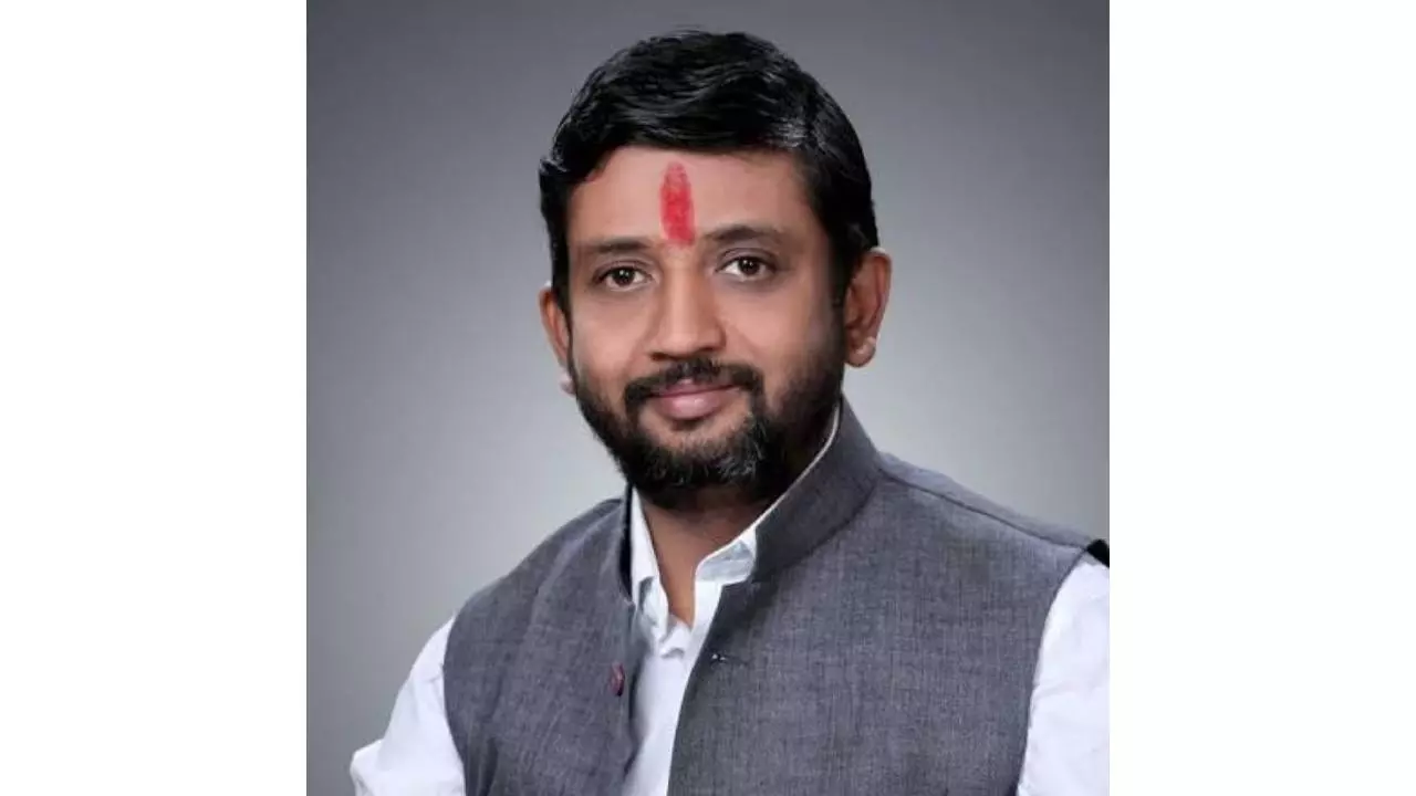 Aligarh News: डॉ. विभव वार्ष्णेय ने डॉक्टरों संग रामलीला देख श्रीराम के आदर्शों पर दिया संदेश