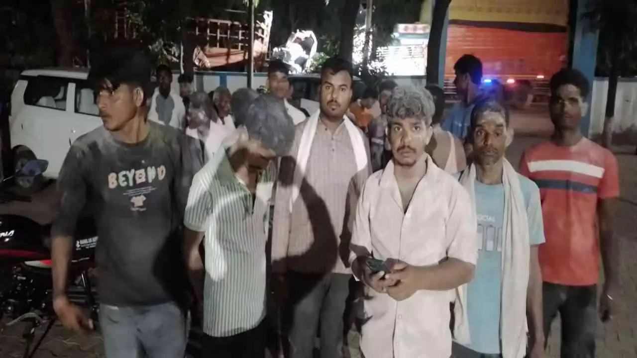 Hathras News: माता की झांकी में बवाल: मारपीट और पथराव में चार लोग घायल