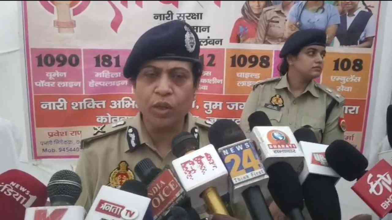 Kasganj news| Kasganj flag march| ADG DIG SP joint march| communal harmony warning|Mission Shakti | | Kasganj News: ADG, DIG और SP ने किया फ्लैग मार्च, सौहार्द बिगाड़ने वालों को चेतावनी | News Track in Hindi