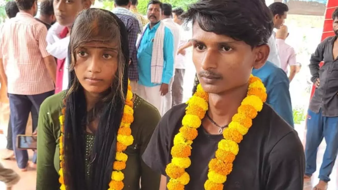 Azamgarh News: आजमगढ़ में भाग रहे प्रेमी युगल को ग्रामीणों ने पीटा, फिर मंदिर में कराई शादी