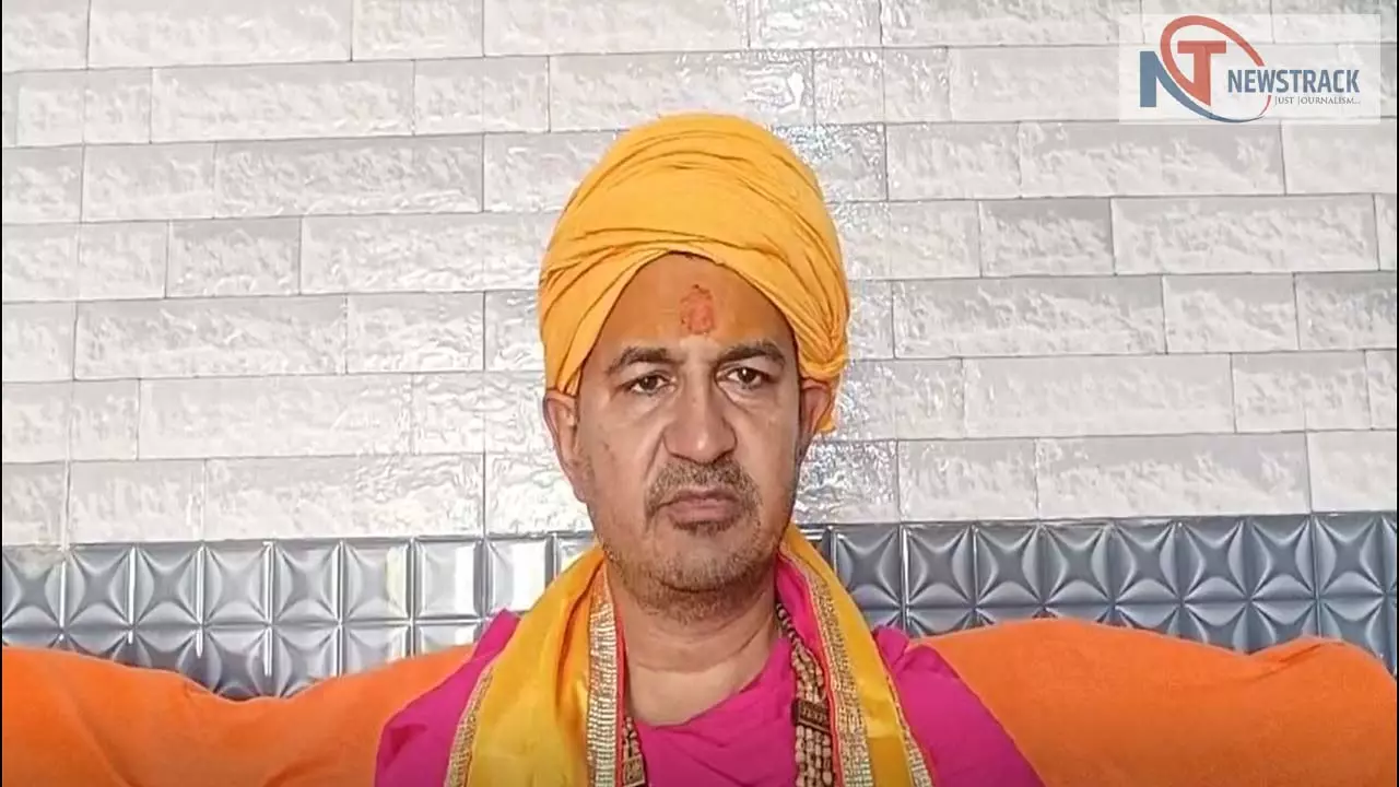 Mathura News: फलाहारी बाबा की मांग: मुस्लिम प्रतिष्ठानों पर लगे आई लव यू मोहम्मद बोर्ड