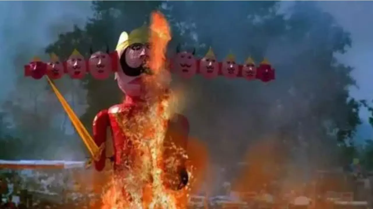 Bhopal Ravan Dahan|Ravan Effigy Fire by Youths Before Dussehra| Dusshera Celebration Chaos Video| | दशहरे से पहले ही रावण 'खत्म'! भोपाल में युवकों की करतूत का वीडियो वायरल | News Track in Hindi