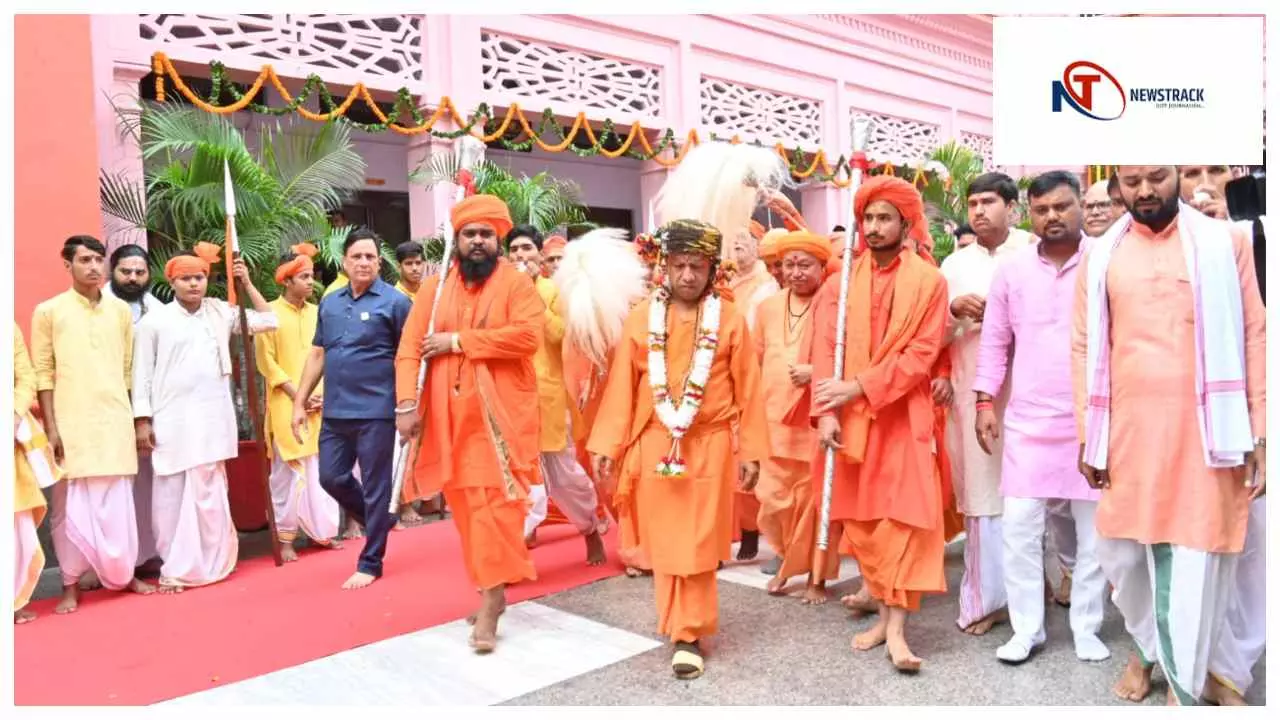 Gorakhpur News : श्रीनाथ जी सहित मंदिर परिसर के सभी देव विग्रहों की सीएम योगी ने की पूजा