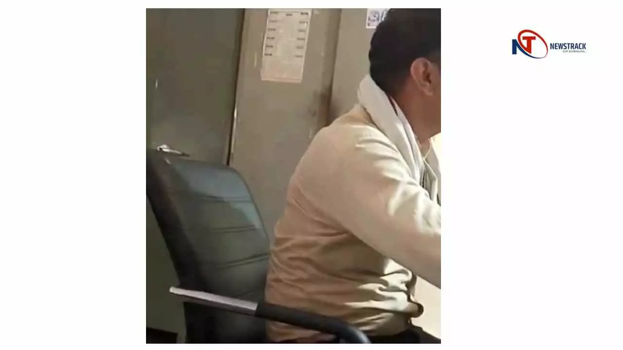 Lekhpal Caught Taking Bribe in Mathura's Mahawan Tehsil | Viral Video | Mathura News: महावन तहसील में लेखपाल पंकज रिश्वत लेते पकड़े गए, वीडियो हुआ वायरल | News Track in Hindi