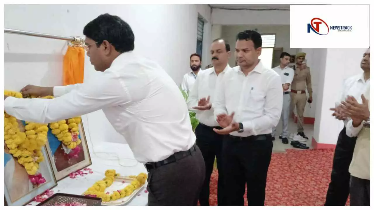 Gandhi & Shastri Jayanti Celebrated with Tribute by District Collector Kapil Singh | Kanpur Dehat News: जिलाधिकारी ने गांधी व शास्त्री जी की जयंती पर चित्र अनावरण कर माल्यार्पण किया | News Track in Hindi