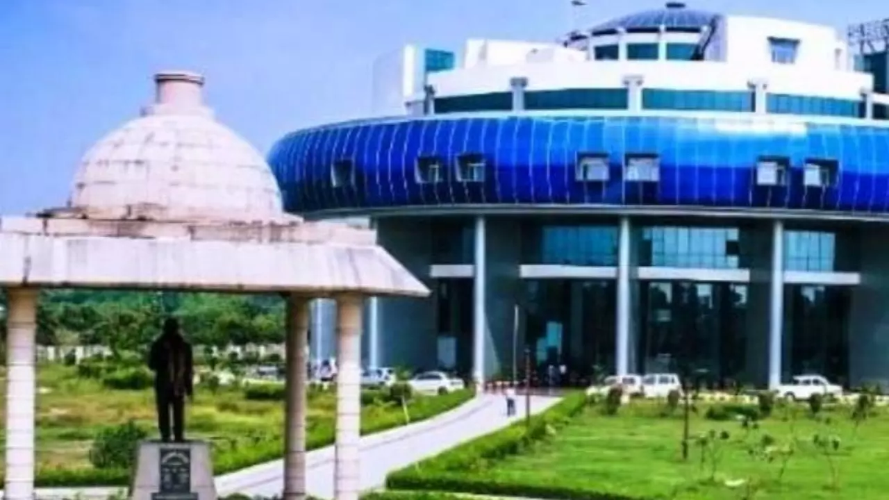 BBUConvocation2025| BabasahebAmbedkarUniversity| LucknowConvocation| DegreeAwardCeremony| PhDGradua | Lucknow News: BBAU का ग्यारहवां दीक्षांत समारोह अक्टूबर माह में आयोजित करने की योजना | News Track in Hindi