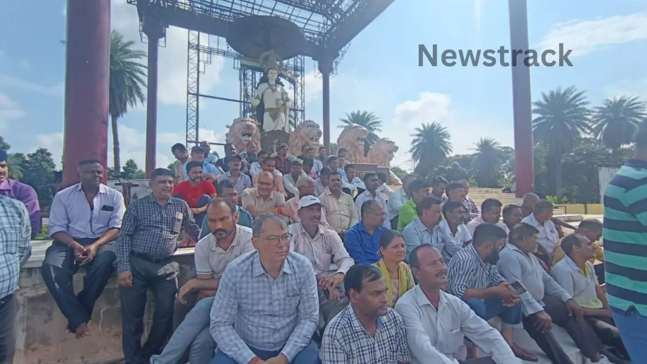 Sahara City employees protest lockout against management Subrata Roy Sahara's family present inside | Lucknow: Sahara City में कर्मचारियों का प्रदर्शन, प्रबंधन के खिलाफ तालाबंदी, अंदर सुब्रत रॉय सहारा का परिवार अंदर मौजूद | News Track in Hindi