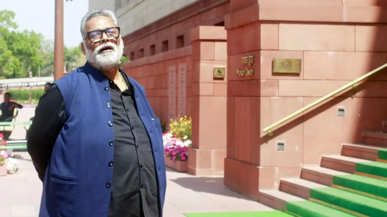 Pappu Yadav strongman leader of Bihar whose single roar could even silence Chief Minister | Pappu Yadav:बिहार का वो बाहुबली नेता, जिसकी एक हुंकार पर मुख्यमंत्री भी थम जाया करते थे | News Track in Hindi