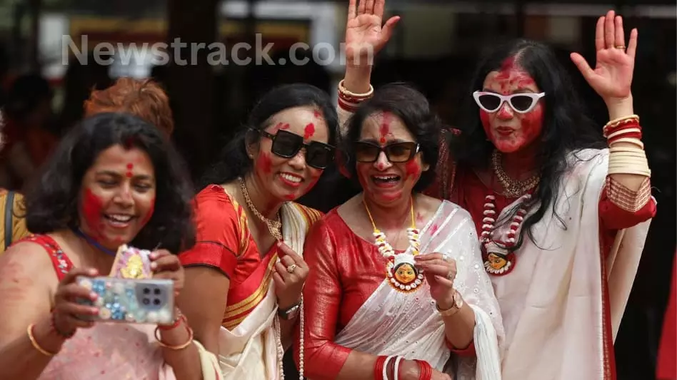 Lucknow Durga Puja 2025| Sindoor Khela Celebration Highlights | Lucknow: विजयादशमी की सुबह में पंडाल में छाया लाल रंग का जादू! सिंदूर खेला ने जीत लिया सभी का दिल | News Track in Hindi