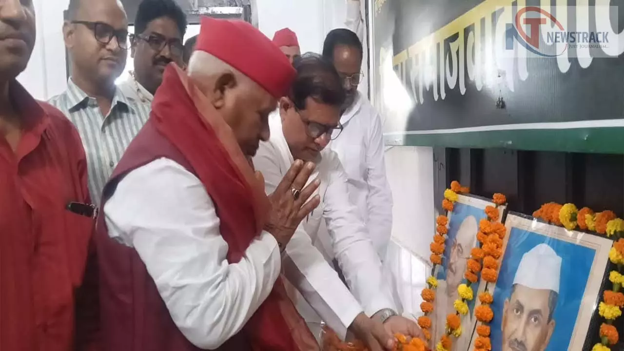 SP pays tribute on Gandhi-Shastri Jayanti, adopts his ideals