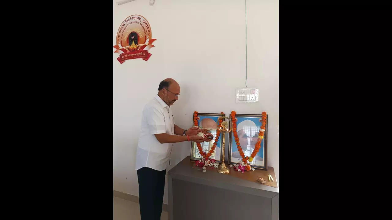 Balrampur: मां पाटेश्वरी विश्वविद्यालय में गांधी-शास्त्री जयंती श्रद्धा और उत्साह के साथ मनाई गई