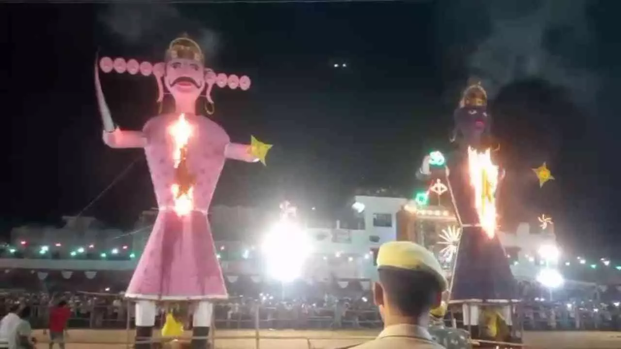 Bijnor News: बिजनौर में भव्य दशहरा, 55 फीट रावण के पुतले का दहन