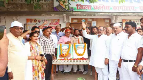 Pratapgarh: कांग्रेस कार्यालय में गांधी-शास्त्री और मसूरियादीन पासी को श्रद्धांजलि