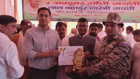 Aligarh: गांधी-शास्त्री जयंती पर स्वच्छता का संकल्प, नगर निगम ने किया सफाई कर्मियों का सम्मान