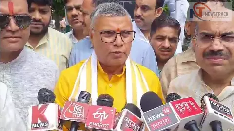 Etawah News: गांधी जयंती पर होमगार्ड मंत्री ने किया माल्यार्पण, बापू और लाल बहादुर शास्त्री को किया