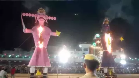 Bijnor News: बिजनौर में भव्य दशहरा, 55 फीट रावण के पुतले का दहन Bijnor News: बिजनौर में भव्य दशहरा, 55 फीट रावण के पुतले का दहन