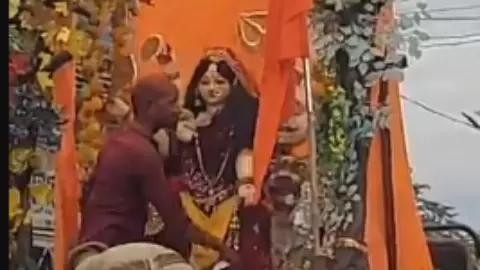 Mahrajganj News: मूर्ति विसर्जन के दौरान हाईटेंशन तार से टकराई प्रतिमा, 7 झुलसे, एक गोरखपुर रेफर Mahrajganj News: मूर्ति विसर्जन के दौरान हाईटेंशन तार से टकराई प्रतिमा, 7 झुलसे, एक गोरखपुर रेफर