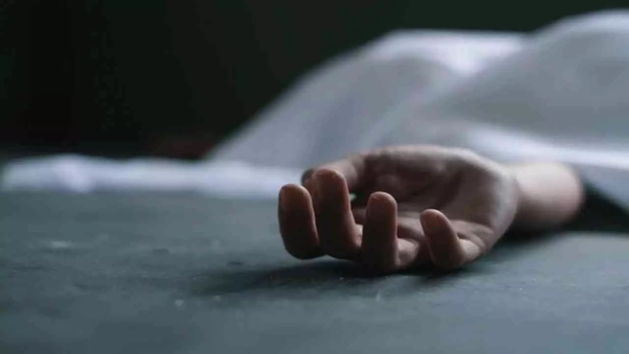 Jhansi News: झांसी मेडिकल कॉलेज में महिला शव से हार चोरी, वार्डबॉय निलंबित व स्वीपर की सेवाएं समाप्त