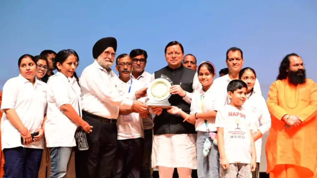 Uttarakhand News: सीएम पुष्कर सिंह धामी का सराहनीय कदम, आपदा में सहयोग करने वाले कर्मियों को किया सम्मानित