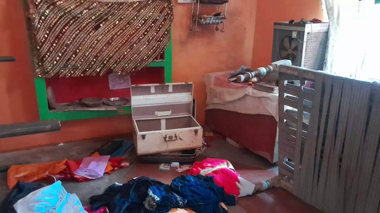 Terror of thieves in Mauranipur, lakhs of goods cross from two houses Terror of thieves in Mauranipur, lakhs of goods cross from two houses