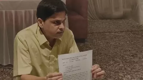 Banda News: पत्रकारों ने दद्दू प्रसाद व स्थानीय नेता राजाभैया यादव को किया बेनकाब