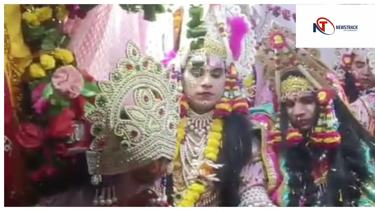 Kasganj News: भगवान श्रीराम की राजगद्दी शोभायात्रा में उमड़ा जनसैलाब, झांकियों ने मोहा मन