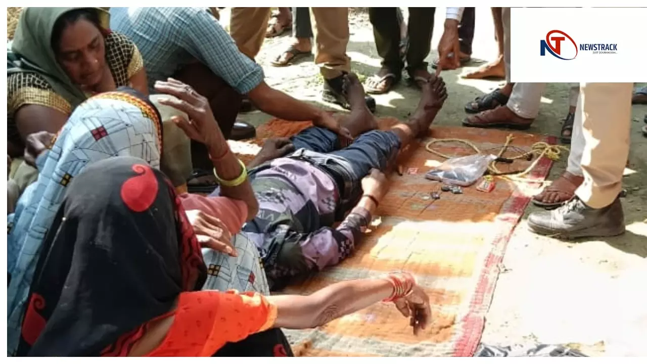 Amethi News: अमेठी में संदिग्ध परिस्थितियों में पेड़ से लटका मिला युवक का शव, जांच में जुटी पुलिस