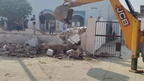 Illegal Mosque Demolish in Sambhal: अवैध मस्जिद खुद तोड़ी, वर्षों पुराना विवाद खत्म