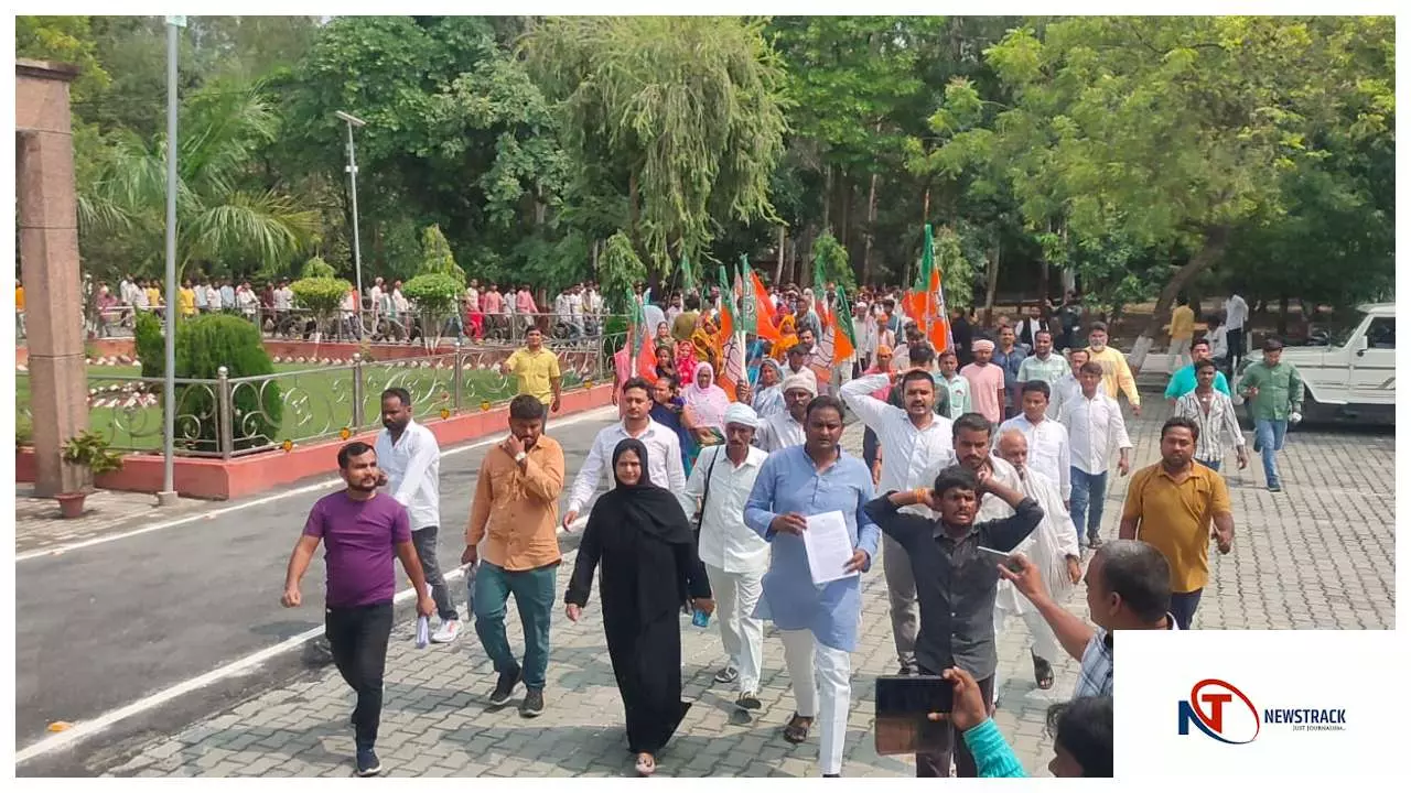Sant Kabir Nagar News: सेमरियावां में रुके विकास कार्यों को लेकर BDC सदस्यों ने कलेक्ट्रेट का किया घेराव