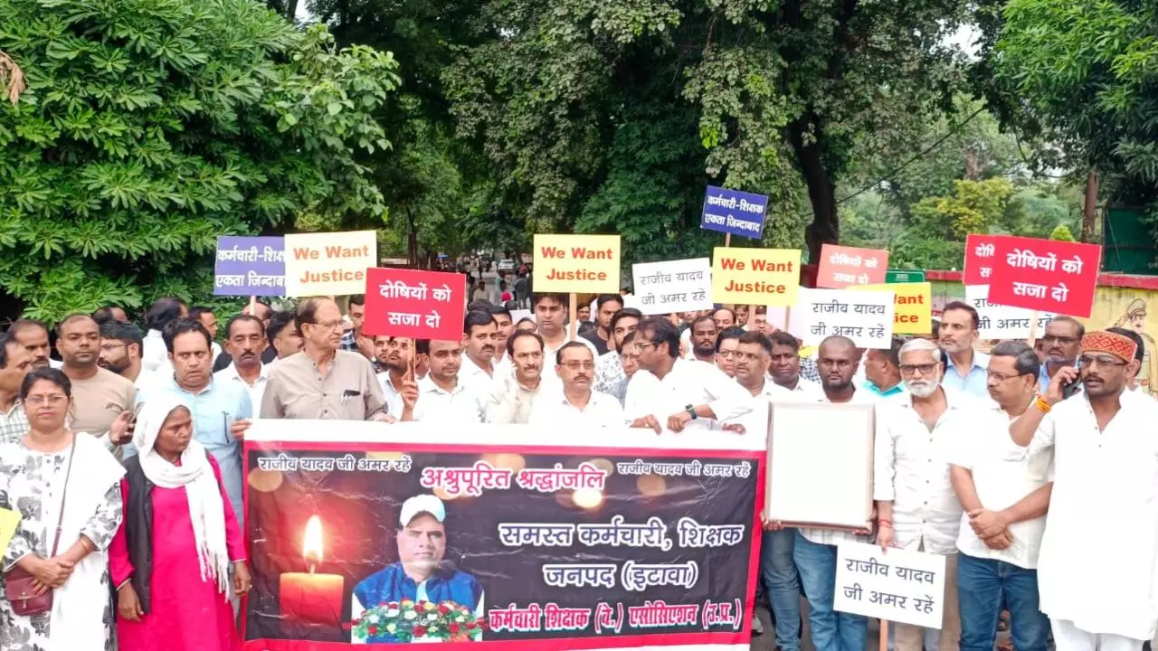Etawah News: इटावा में कर्मचारी आत्महत्या मामले में गिरफ्तारी न होने पर निकली श्रद्धांजलि यात्रा