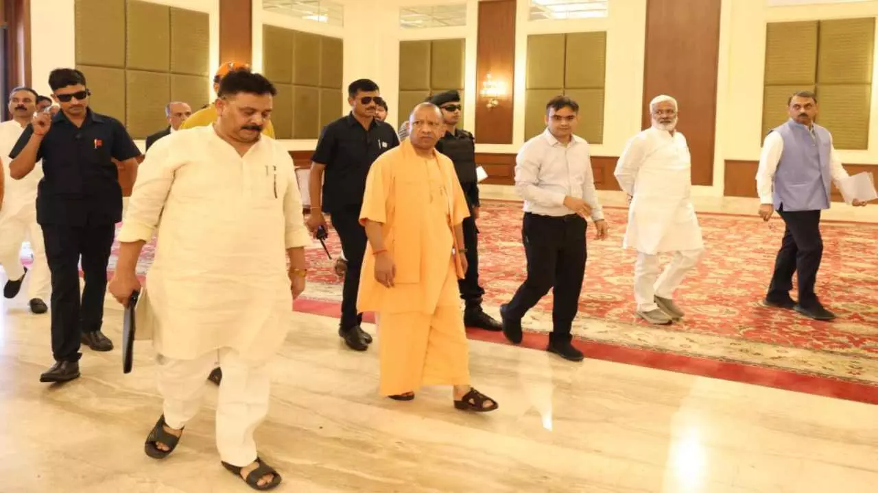 काशी में CM योगी का एक्शन! सरकारी जमीनों से अवैध कब्जे हटाने के निर्देश, दालमंडी पर विशेष जोर