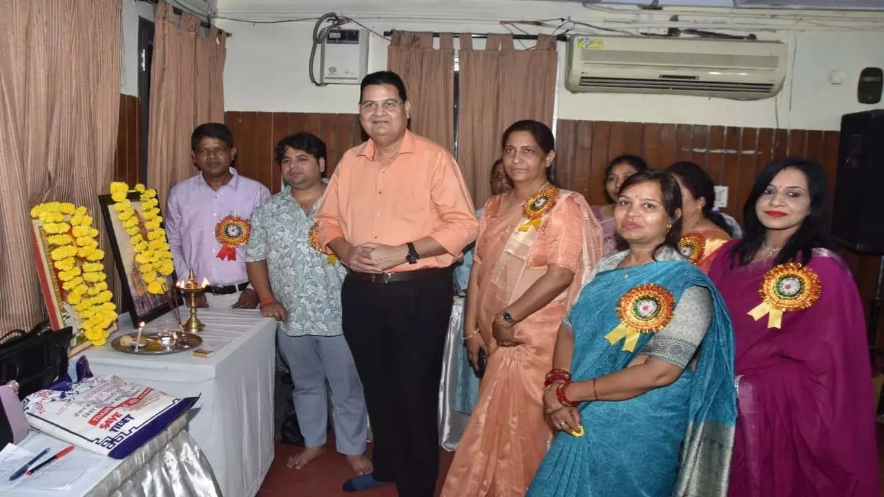 new teachers receive The Best Teacher Award 2025 in Jhansi