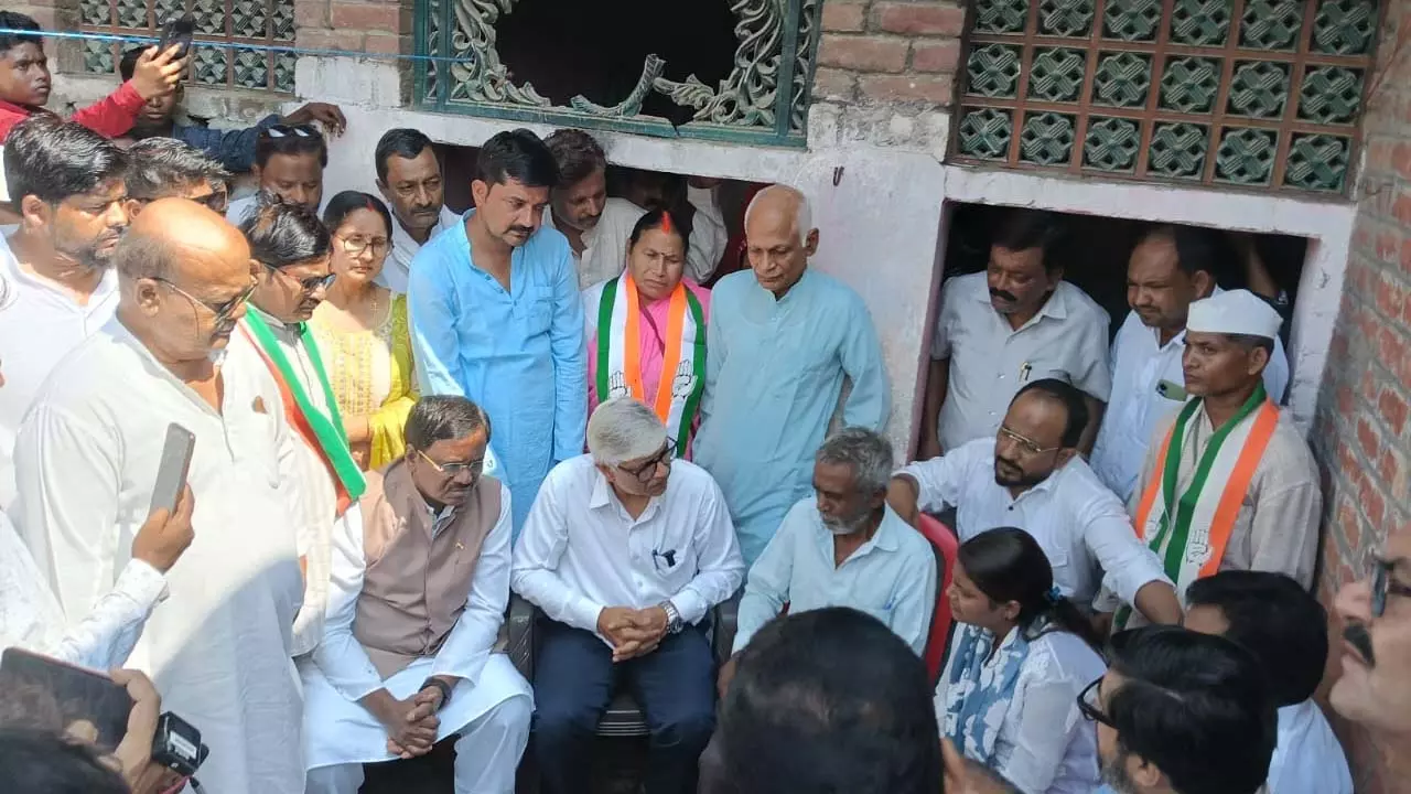 Congress leader meets family of Rae Bareli Hariom murder victim
