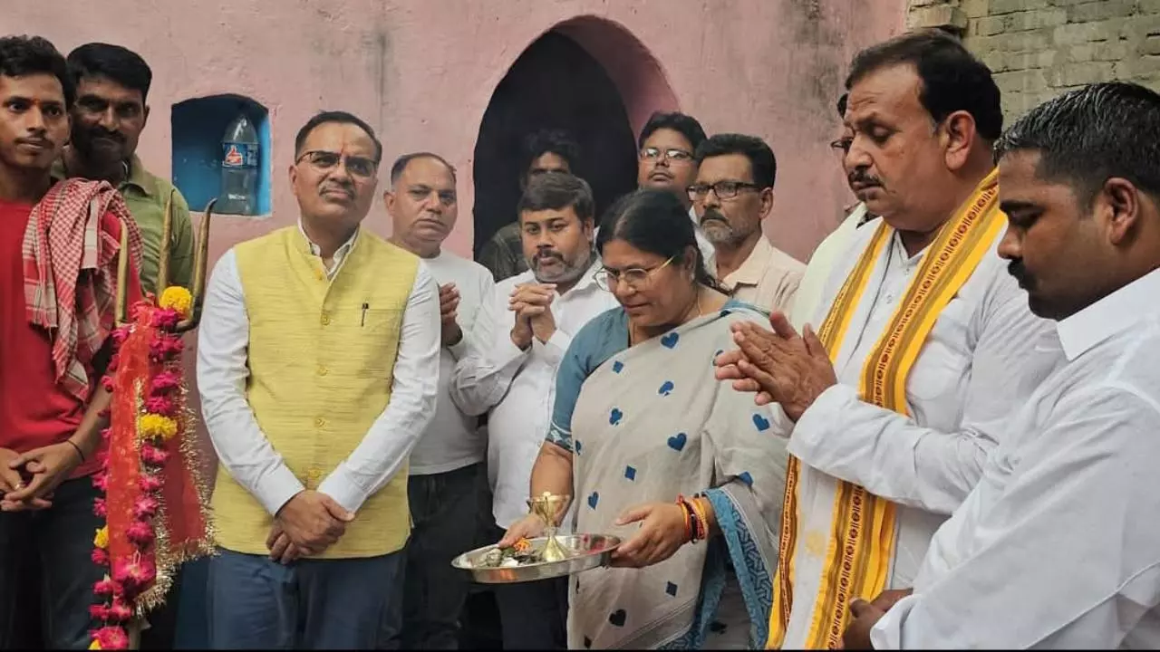 Etawah News: इटावा में महर्षि वाल्मीकि जयंती पर श्रद्धालुओं ने पूजा-अर्चना और भजन-कीर्तन किया
