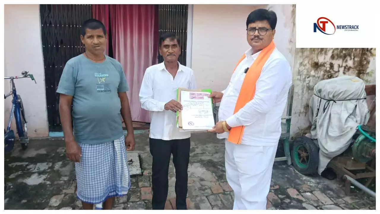Mahrajganj News : काशीनाथ सिंह की पहल से दो गरीब महिलाओं को मिला ज़मीन का हक़ और कब्जा