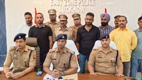 Lucknow News: चेन स्नेचिंग गैंग का पर्दाफाश: दो लुटेरे गिरफ्तार, कैश व सोने के टुकड़े बरामद Lucknow News: चेन स्नेचिंग गैंग का पर्दाफाश: दो लुटेरे गिरफ्तार, कैश व सोने के टुकड़े बरामद