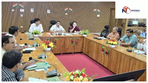 Jhansi News: जिलाधिकारी ने की निर्माण कार्यों की समीक्षा, धीमी प्रगति पर UPPCL अधिकारियों को फटकार