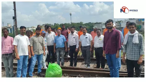 Jhansi News: झांसी मंडल में स्वच्छ पटरी दिवस पर चला स्वच्छता अभियान, कई स्टेशनों पर सफाई Jhansi News: झांसी मंडल में स्वच्छ पटरी दिवस पर चला स्वच्छता अभियान, कई स्टेशनों पर सफाई