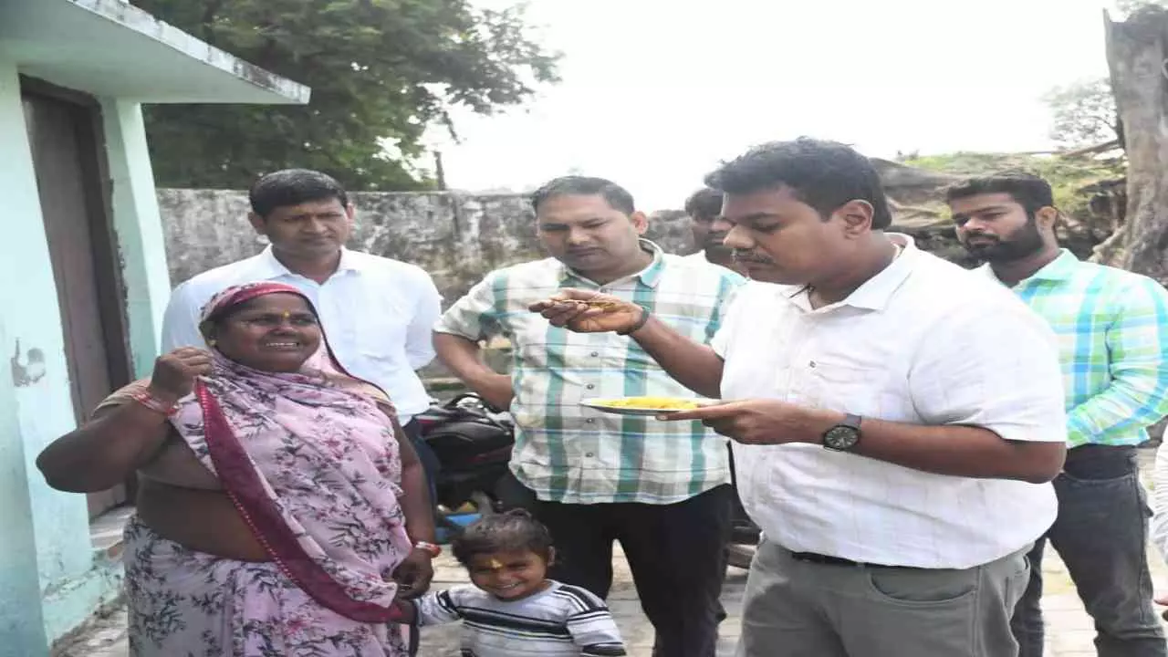 Siddharthnagar News: डीएम ने बेलवा महादेव प्राथमिक विद्यालय का निरीक्षण कर मिड-डे मील चखा