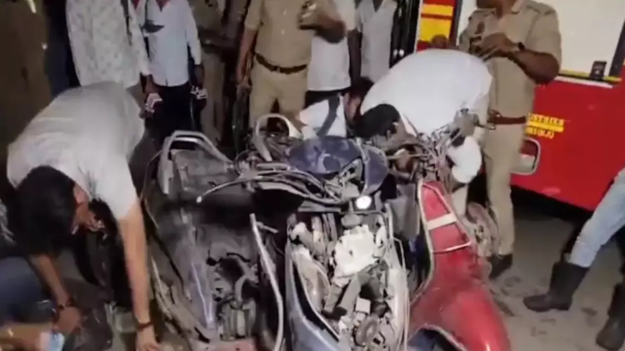 कानपुर में सड़क किनारे दो स्कूटरों में धमाका, आधा दर्जन लोग घायल
