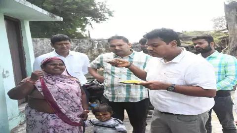 Siddharthnagar News: डीएम ने बेलवा महादेव प्राथमिक विद्यालय का निरीक्षण कर मिड-डे मील चखा Siddharthnagar News: डीएम ने बेलवा महादेव प्राथमिक विद्यालय का निरीक्षण कर मिड-डे मील चखा