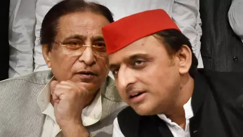 अखिलेश को एयरपोर्ट पर खुद रिसीव करने पहुंचे आज़म खान, एक ही गाड़ी में घर के लिए रवाना