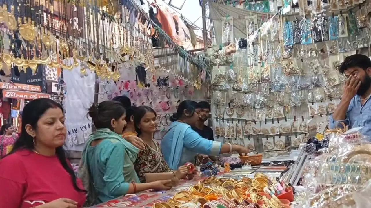 Hapur News: हापुड़ में करवाचौथ की धूम: सज-धज कर बाजारों में उमड़ी महिलाएं