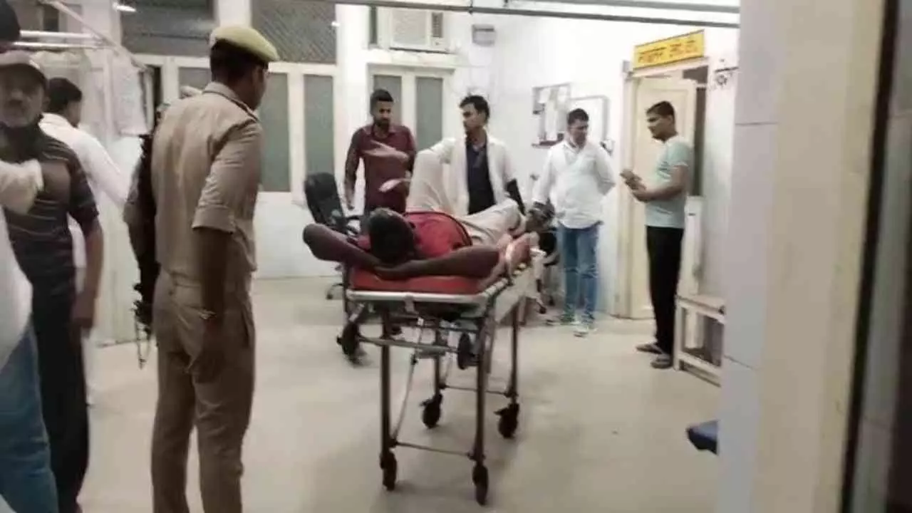 Moradabad News: मुरादाबाद में पुलिस मुठभेड़, गोकशी का आरोपी घायल, दो फरार