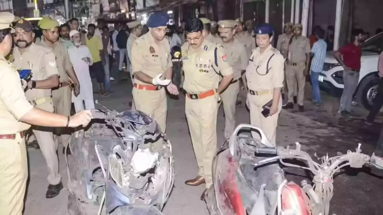 Kanpur: कानपुर में फूटा पटाखों का राज़! बिसातखाना की गलियों में पुलिस ने बरामद किया बारूद का जखीरा