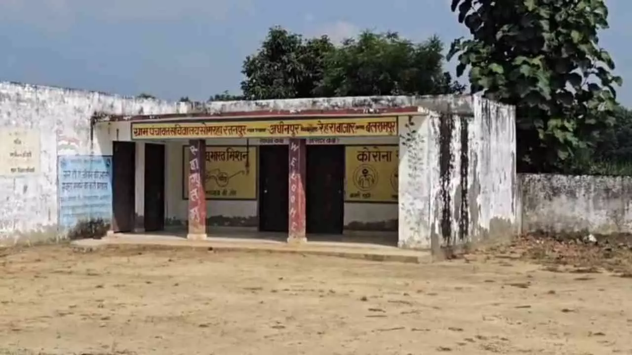 Balrampur News: हाई कोर्ट से बहाल प्रधान के बाद भी कार्यवाहक ने निकाले 11 लाख, जांच की मांग तेज