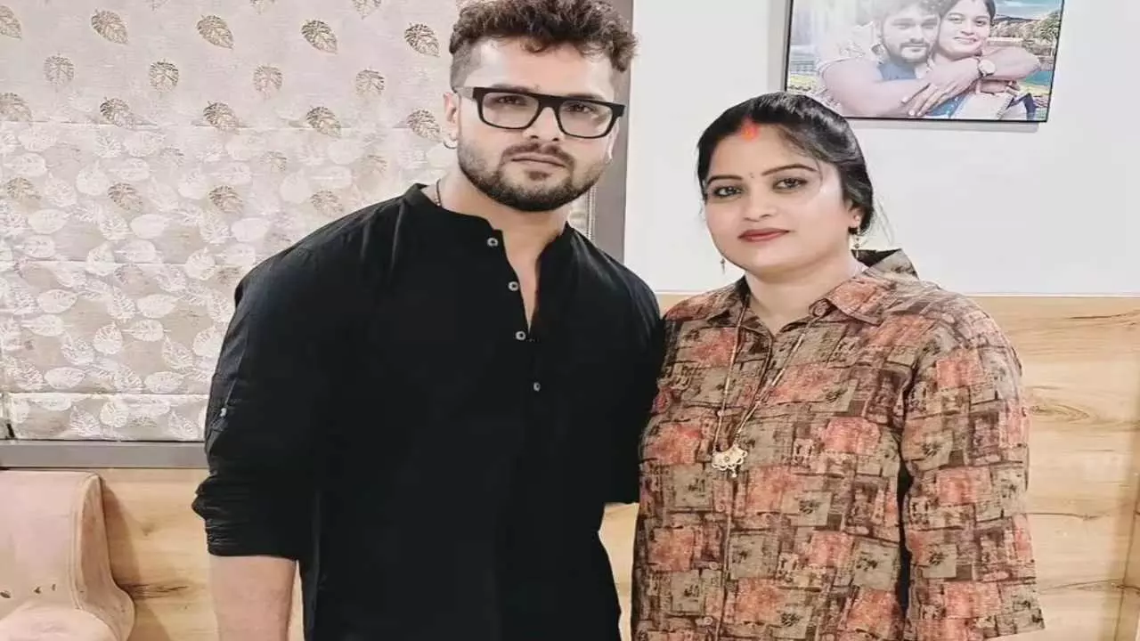 RJD ने पलट दिया पूरा गेम! बिहार के चुनावी मैदान में खेसारी की पत्नी की एंट्री, छपरा से लड़ सकती है चुनाव